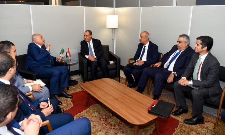 وزير الخارجية يلتقي نظيره الجزائري ويبحثان مستجدات الأوضاع في ليبيا