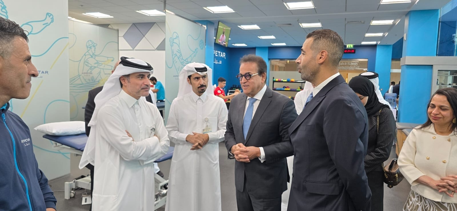 وزير الصحة يزور مؤسسات طبية رائدة في قطر لتعزيز التعاون المشترك