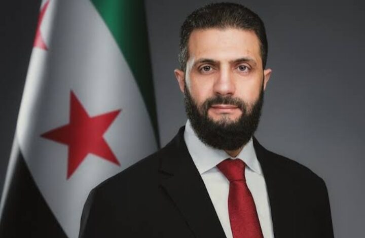 زمن العجايب ..الحاخام هنري حمرا يصلي من أجل الرئيس السوري أحمد الشرع