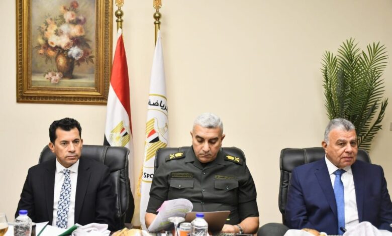 وزير الرياضة يبحث مع إدارة استاد القاهرة خطط التطوير واستضافة البطولات الدولية