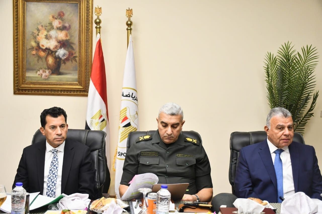 وزير الرياضة يبحث مع إدارة استاد القاهرة خطط التطوير واستضافة البطولات الدولية