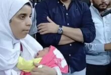 جريمة "دلجا".. الزوجة المتهمة بقتل زوجها وأبنائه الستة تظهر حاملة طفلها في أولى جلسات المحاكمة