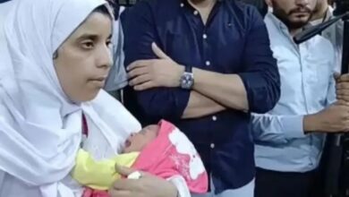 جريمة "دلجا".. الزوجة المتهمة بقتل زوجها وأبنائه الستة تظهر حاملة طفلها في أولى جلسات المحاكمة
