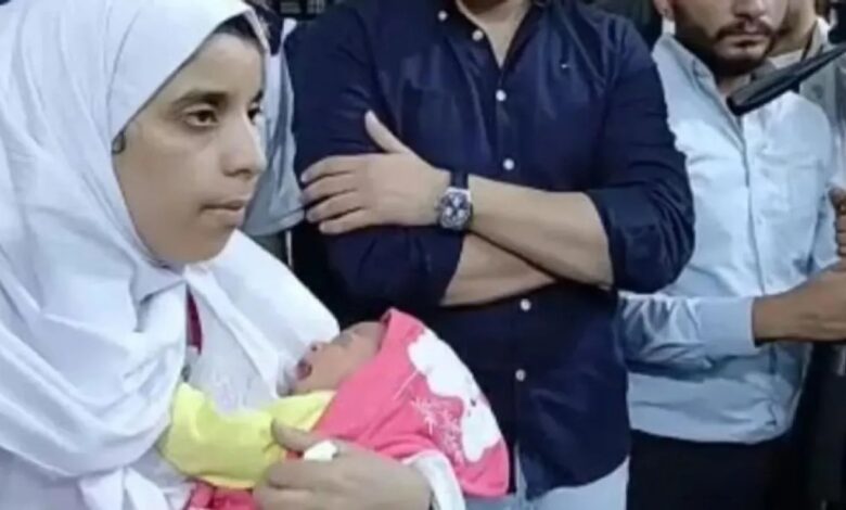 جريمة "دلجا".. الزوجة المتهمة بقتل زوجها وأبنائه الستة تظهر حاملة طفلها في أولى جلسات المحاكمة 1 جريمة "دلجا".. الزوجة المتهمة بقتل زوجها وأبنائه الستة تظهر حاملة طفلها في أولى جلسات المحاكمة
