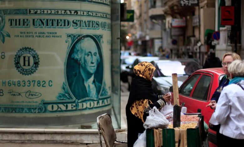 خبير: نصيب الفرد من الدين الخارجي يصل لـ1446 دولارًا وارتفاع الأسعار يضغط على المواطنين