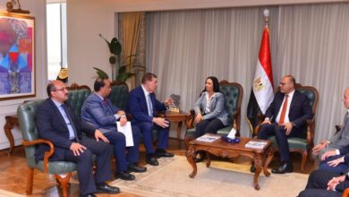 بعد وفاة طفلها على يد أمها.. وزيرا العمل والتضامن يتابعان احتجاجات شركة نايل لينين