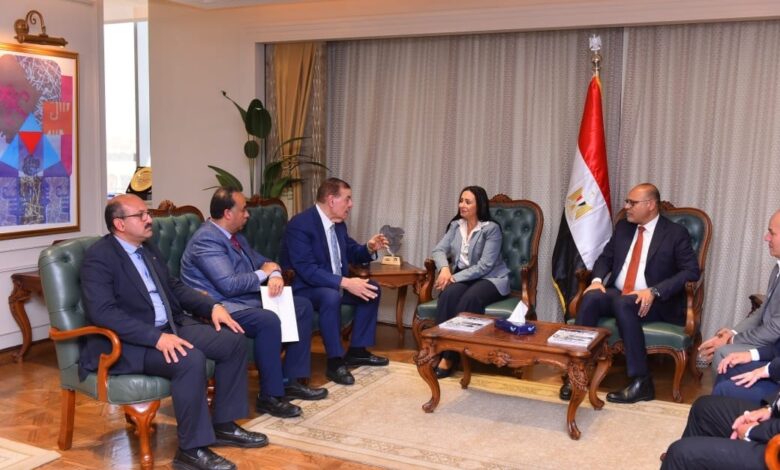 بعد وفاة طفلها على يد أمها.. وزيرا العمل والتضامن يتابعان احتجاجات شركة نايل لينين