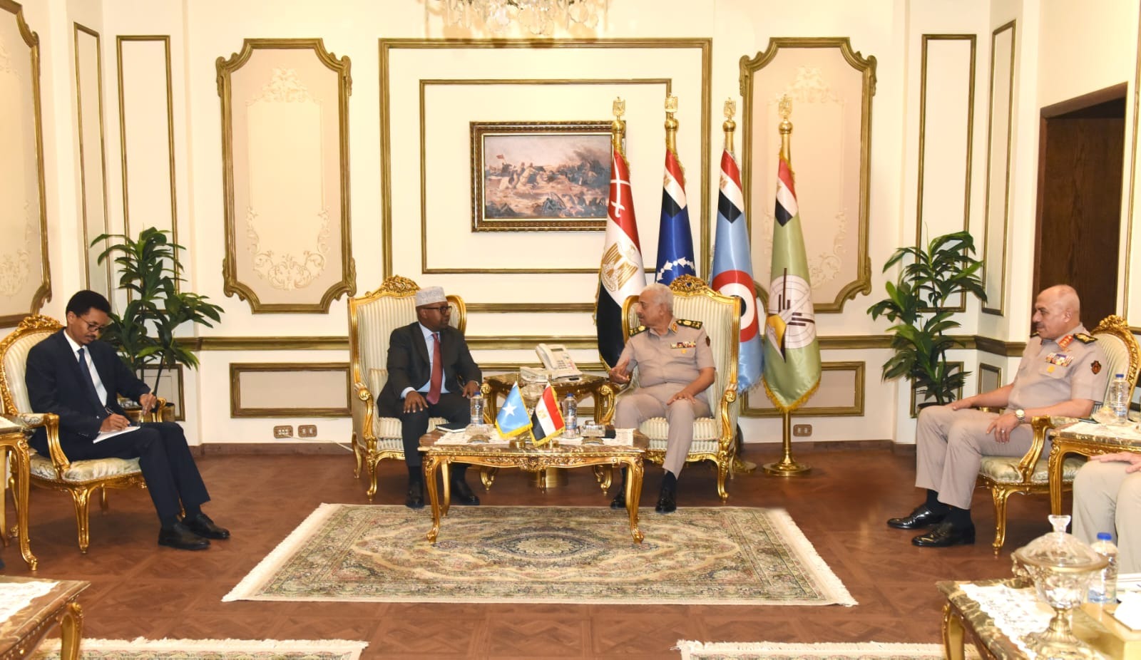 وزير الدفاع يلتقي نظيره الصومال ويبحثان تعزيز التعاون العسكري وأمن القارة الأفريقية