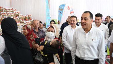 رئيس الوزراء يتفقد سوق اليوم الواحد بأشمون لمتابعة توفير السلع بأسعار مخفضة