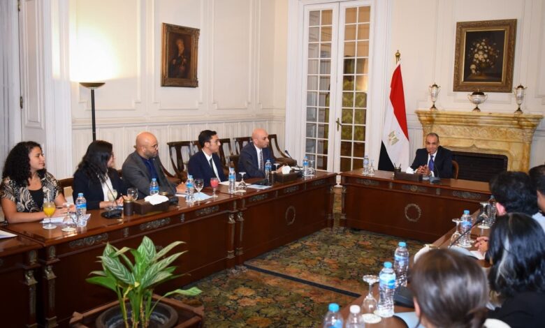 وزير الخارجية يلتقي المشاركين في برنامج زمالة شفيق جبر لتعزيز الحوار المصري الأمريكي