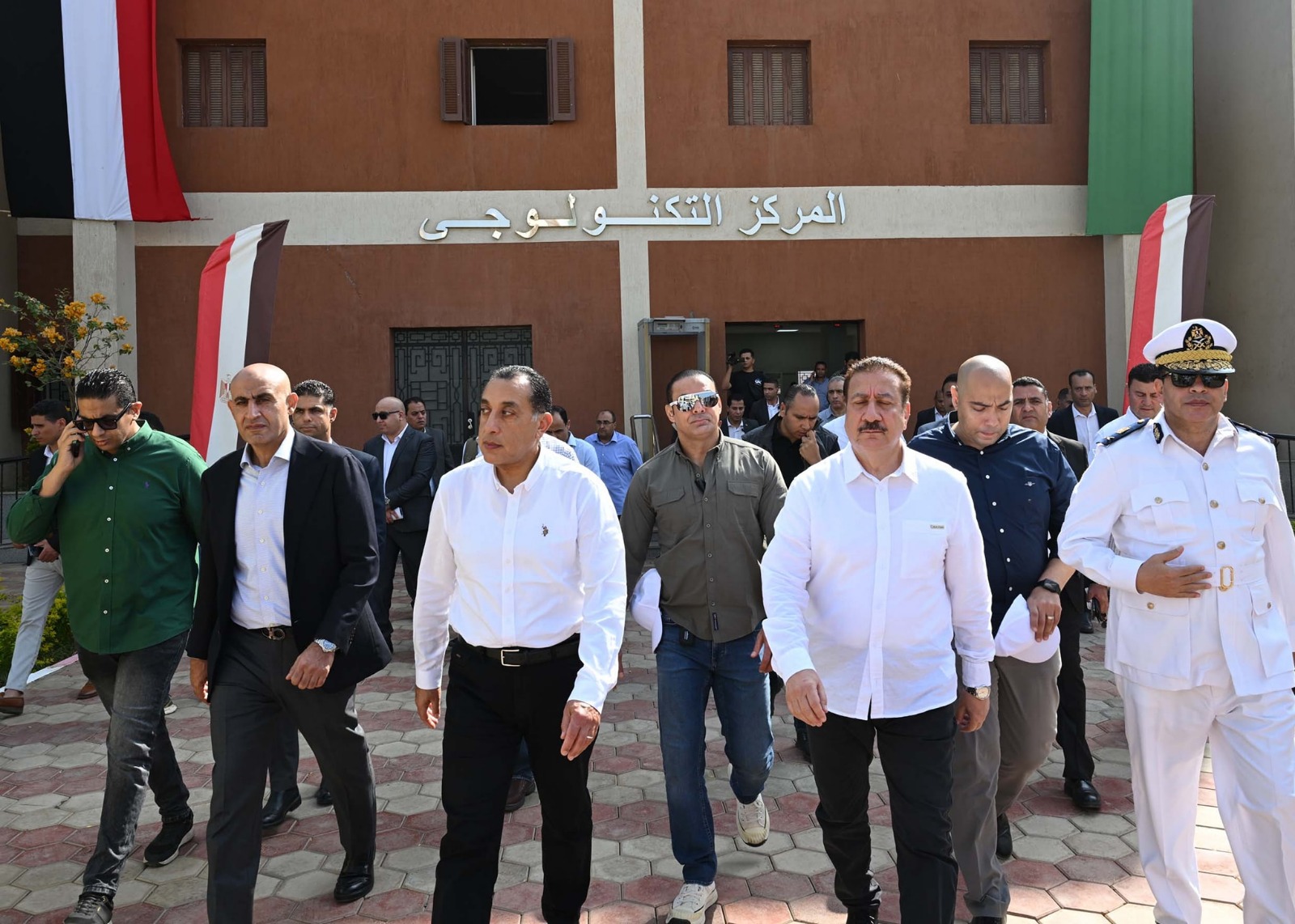 رئيس الوزراء يتفقد مجمع خدمات المواطنين بقرية شمّا ضمن مشروعات حياة كريمة بالمنوفية