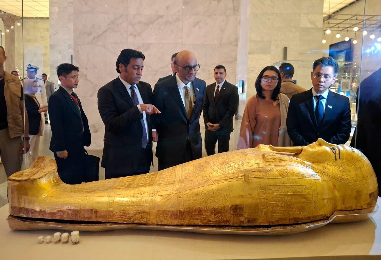 رئيس سنغافورة يزور المتحف القومي للحضارة المصرية بالفسطاط 1 رئيس سنغافورة يزور المتحف القومي للحضارة المصرية بالفسطاط