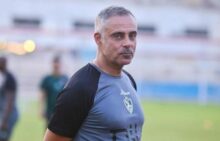 مدرب الزمالك السابق جوميز يشكو النادي للفيفا بسبب 120 ألف دولار مستحقات متأخرة
