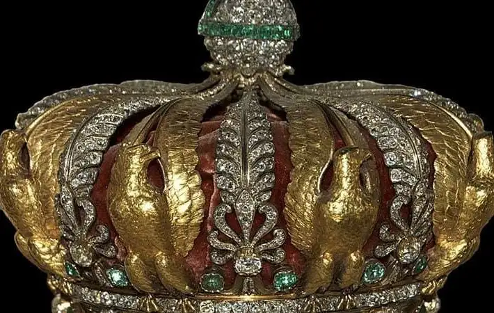 العثور على تاج الإمبراطورة أوجيني بعد سرقته من متحف اللوفر في باريس 1 العثور على تاج الإمبراطورة أوجيني بعد سرقته من متحف اللوفر في باريس