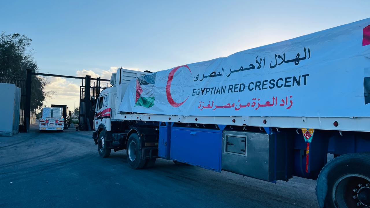 الهلال الأحمر المصري يرسل القافلة رقم 54 من «زاد العزة» لدعم غزة 1 الهلال الأحمر المصري يرسل القافلة رقم 54 من «زاد العزة» لدعم غزة
