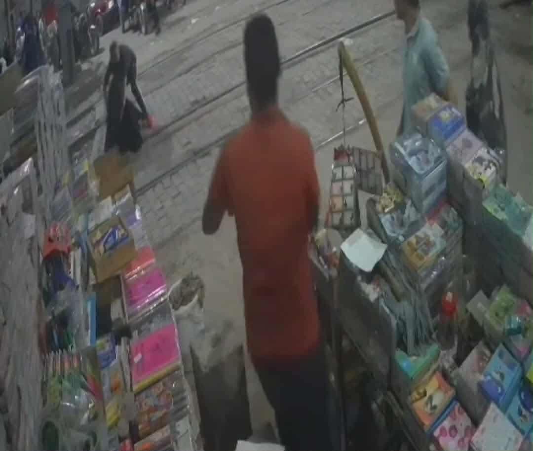 مراقب مزلقان في المنيا ينقذ سيدة من الموت تحت عجلات القطار 1 مراقب مزلقان في المنيا ينقذ سيدة من الموت تحت عجلات القطار