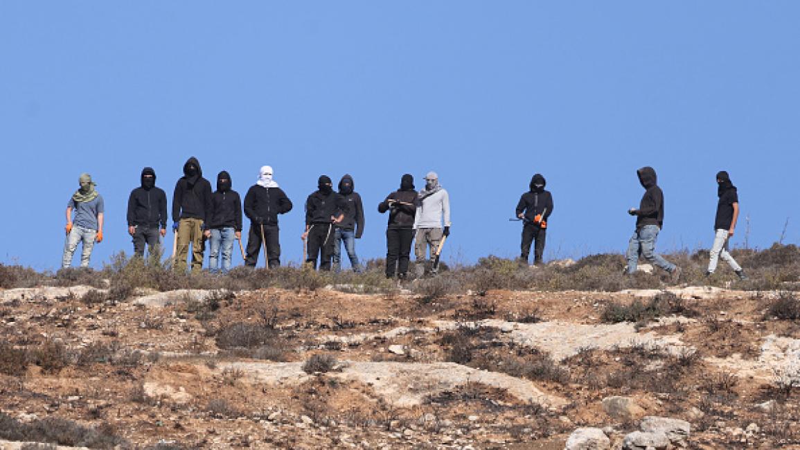 مستوطنون يمنعون مزارعين فلسطينيين من الوصول إلى أراضيهم شمال رام الله 1 مستوطنون يمنعون مزارعين فلسطينيين من الوصول إلى أراضيهم شمال رام الله