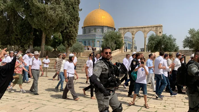 عشرات المستوطنين يقتحمون المسجد الأقصى بحماية قوات الاحتلال الإسرائيلي 1 عشرات المستوطنين يقتحمون المسجد الأقصى بحماية قوات الاحتلال الإسرائيلي