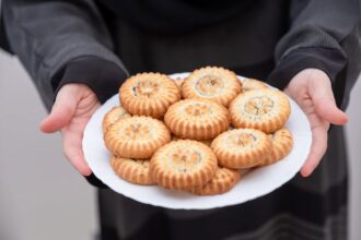 عمار يا مصر.. مسيحي يوزع الحلوى على المصلين احتفالاً بافتتاح مسجد في قنا