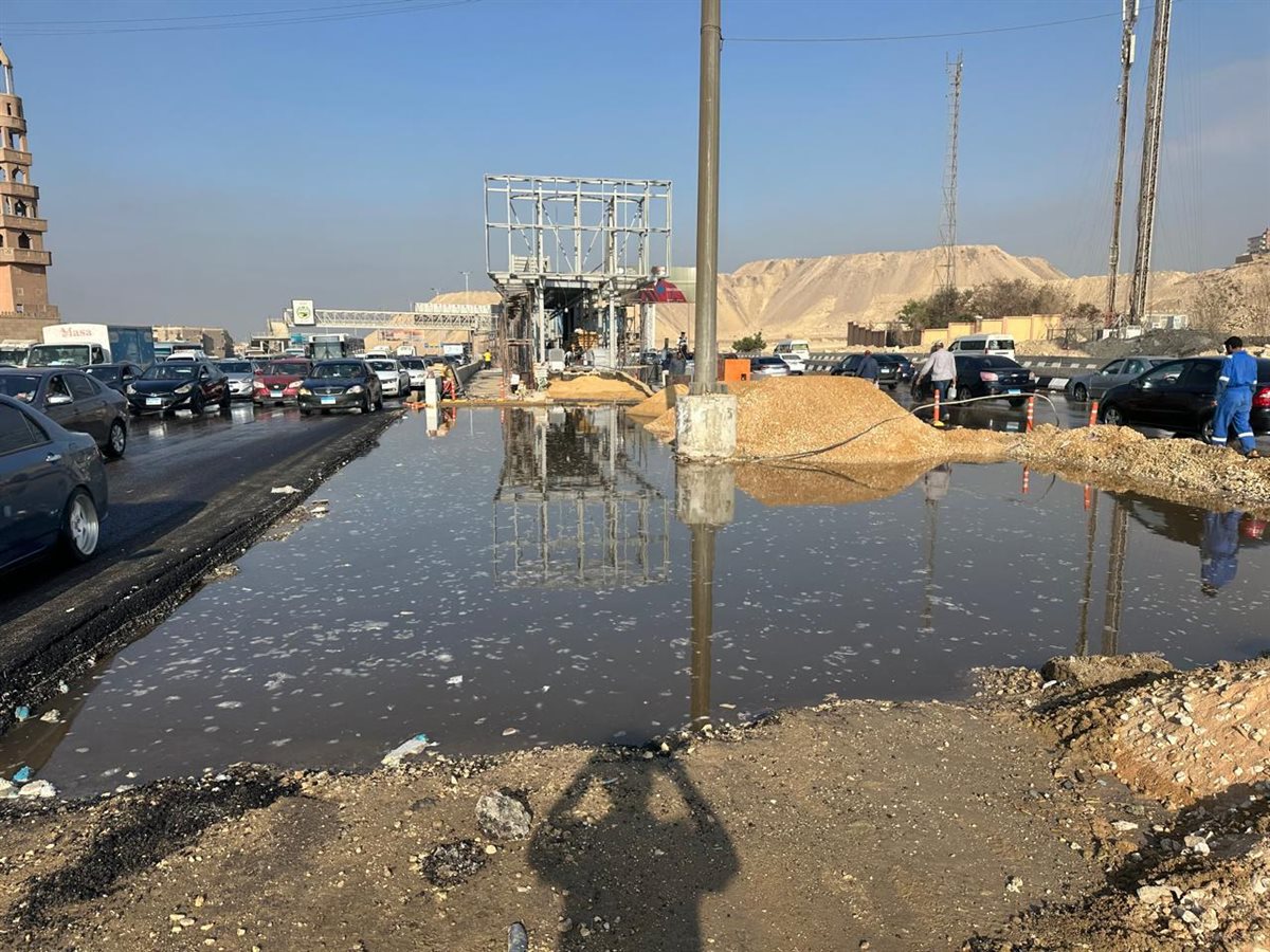 توقف جزئي على الطريق الدائري بالأوتوستراد بسبب كسر ماسورة مياه 1 توقف جزئي على الطريق الدائري بالأوتوستراد بسبب كسر ماسورة مياه