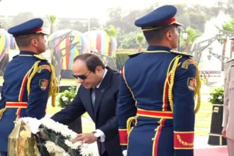 الرئيس السيسي يضع إكليل الزهور على النصب التذكاري لشهداء القوات المسلحة