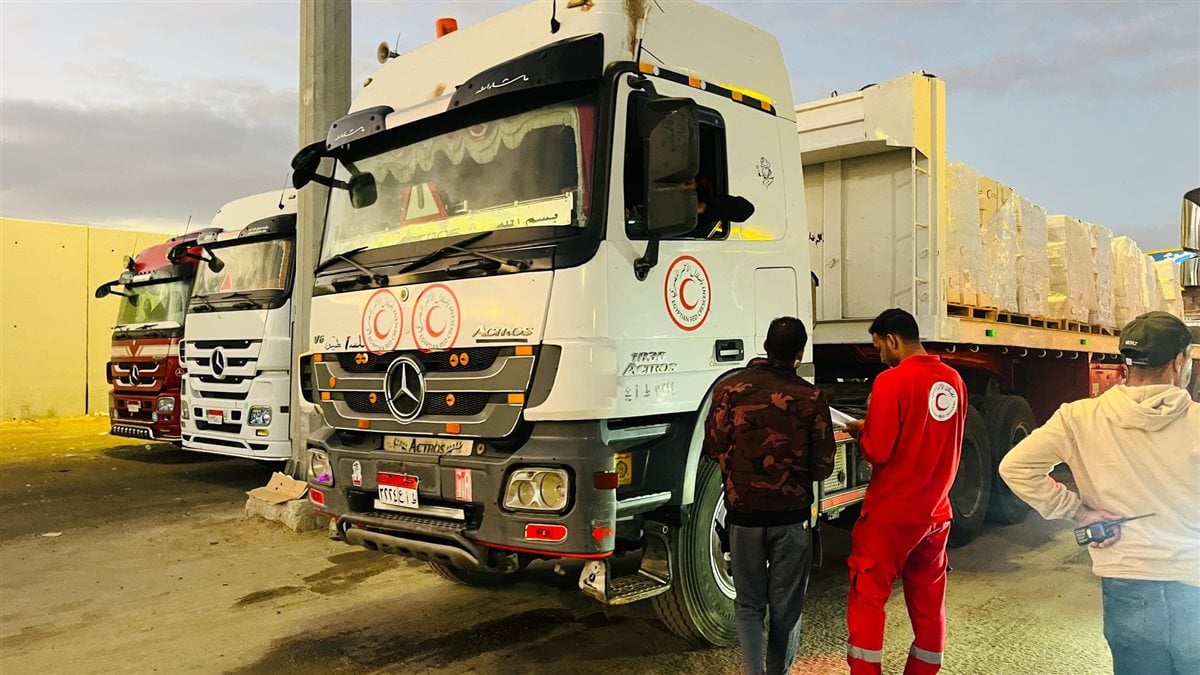 الهلال الأحمر يطلق القافلة 61 "زاد العزة" إلى غزة بحمولة 9200 طن مساعدات 1 الهلال الأحمر يطلق القافلة 61 "زاد العزة" إلى غزة بحمولة 9200 طن مساعدات