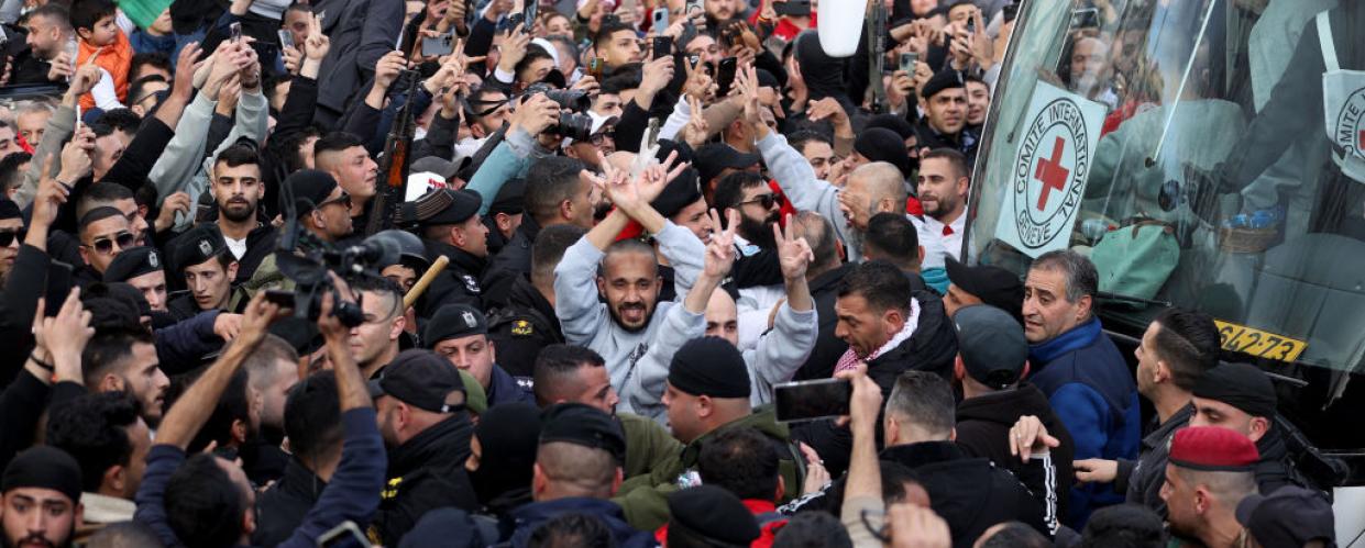 حرية بطعم القيد… فرح مكتوم وآلام لا تنسى في صفقة الأسرى الفلسطينية 1 حرية بطعم القيد… فرح مكتوم وآلام لا تنسى في صفقة الأسرى الفلسطينية