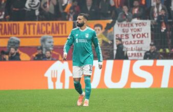 محمد صلاح يرفض التوقيع على قميص فلسطين بعد مباراة جلطة سراي