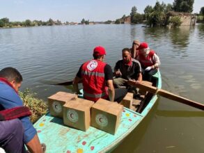 فرق الهلال الأحمر تقدم مساعدات عاجلة للمتضررين من ارتفاع منسوب نهر النيل في المنوفية