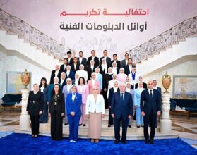 التعليم تكرم أوائل الدبلومات الفنية بحضور السيدة انتصار السيسي