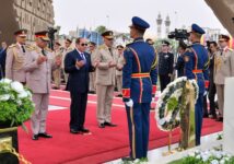 قادة الجيوش الميدانية يضعون أكاليل الزهور على قبر الجندي المجهول