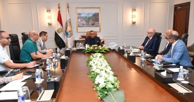 محافظ جنوب سيناء يبحث مع الشركة المنفذة تفاصيل مشروع محطة الهيدروجين الأخضر بمدينة الطور