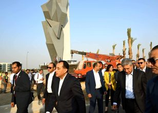 قبل الافتتاح الدولي المرتقب.. مدبولي يتفقد الأعمال النهائية لتطوير المنطقة المحيطة بالمتحف المصري الكبير