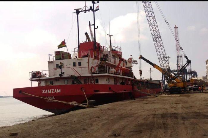 جنوح ناقلة نفط بقناة السويس.. وعودة الملاحة لطبيعتها بعد نصف ساعة من جهود الإنقاذ 1 جنوح ناقلة نفط بقناة السويس.. وعودة الملاحة لطبيعتها بعد نصف ساعة من جهود الإنقاذ