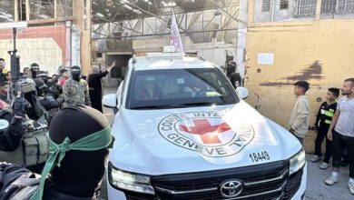 إسرائيل تعلن تسلم جثتي أسيرين عبر الصليب الأحمر من داخل غزة 2 إسرائيل تعلن تسلم جثتي أسيرين عبر الصليب الأحمر من داخل غزة