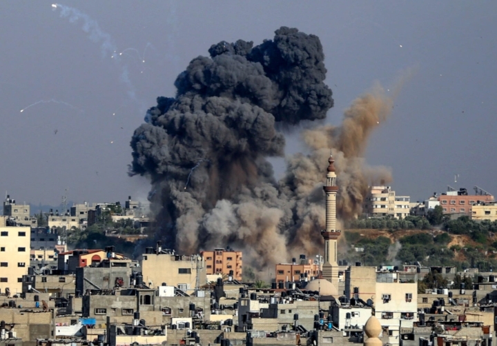 إستشهاد 53 فلسطينيا في قصف إسرائيلي والأونروا تحذر من مصير 250 ألف محاصر في غزة 1 إستشهاد 53 فلسطينيا في قصف إسرائيلي والأونروا تحذر من مصير 250 ألف محاصر في غزة
