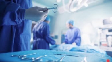 السجن 7 سنوات لطبيب تجميل بتهمة التسبب في وفاة حفيدة رئيس وزراء مصر الأسبق