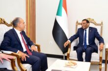 وزير الخارجية يلتقي رئيس الوزراء السوداني لتعزيز التعاون ودعم الاستقرار