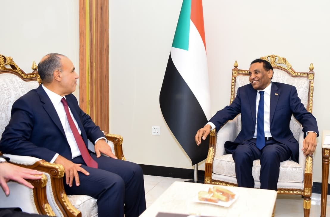 وزير الخارجية يلتقي رئيس الوزراء السوداني لتعزيز التعاون ودعم الاستقرار