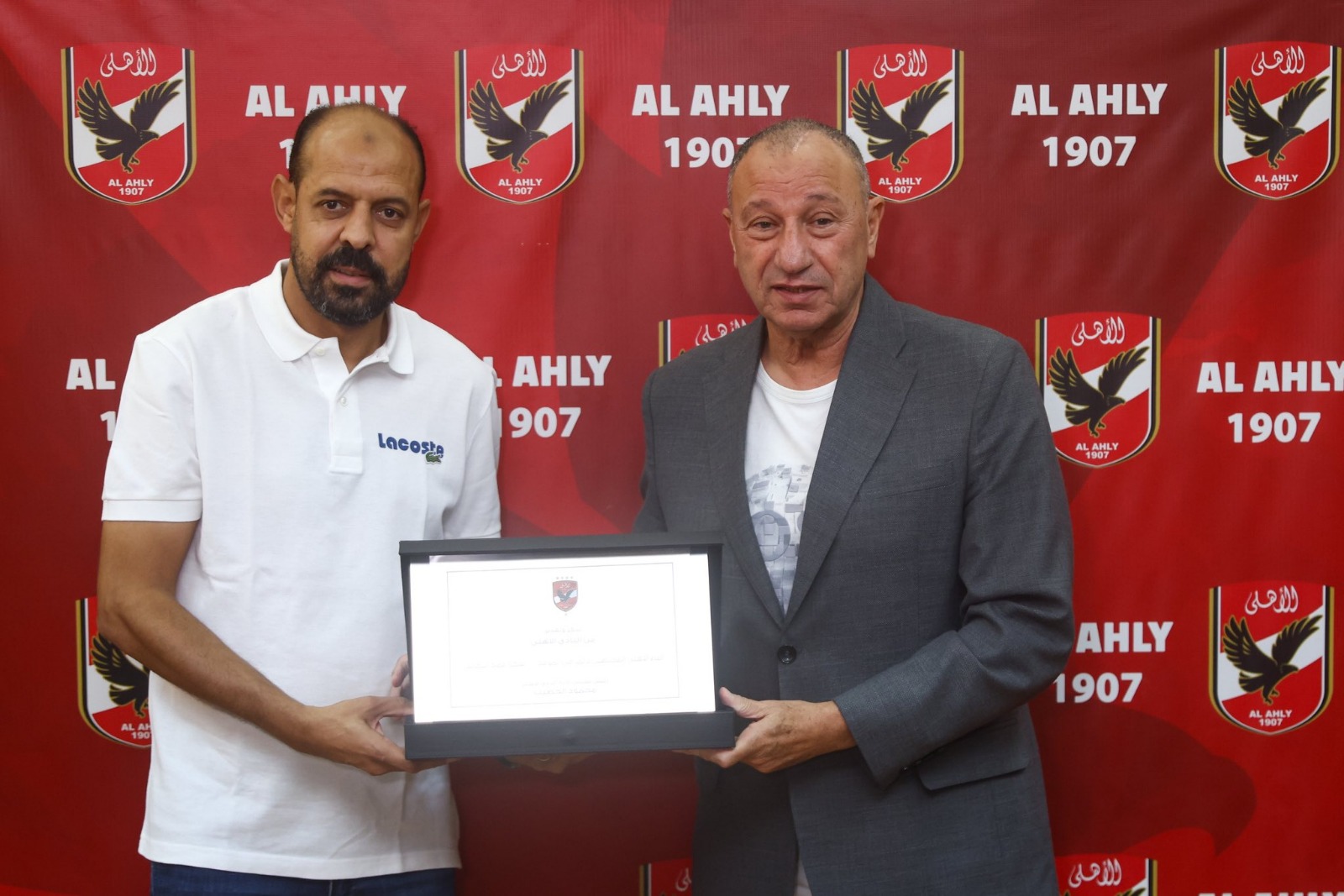 النادي الأهلي يكرم عماد النحاس تقديراً لجهوده بعد توليه تدريب الزوراء العراقي 1 النادي الأهلي يكرم عماد النحاس تقديراً لجهوده بعد توليه تدريب الزوراء العراقي
