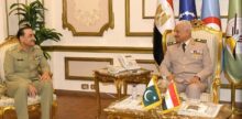 وزير الدفاع يبحث تعزيز التعاون العسكري مع رئيس أركان الجيش الباكستاني