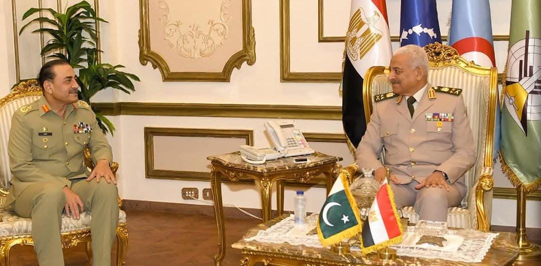 وزير الدفاع يبحث تعزيز التعاون العسكري مع رئيس أركان الجيش الباكستاني 1 وزير الدفاع يبحث تعزيز التعاون العسكري مع رئيس أركان الجيش الباكستاني