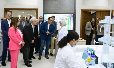 مدبولي يتفقد جامعة السويس الأهلية ويؤكد: 132 جامعة في مصر بعد أن كانت 50 فقط 2 مدبولي يتفقد جامعة السويس الأهلية ويؤكد: 132 جامعة في مصر بعد أن كانت 50 فقط