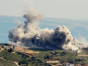 إسرائيل تشن غارات جوية مكثفة على مواقع حزب الله في لبنان