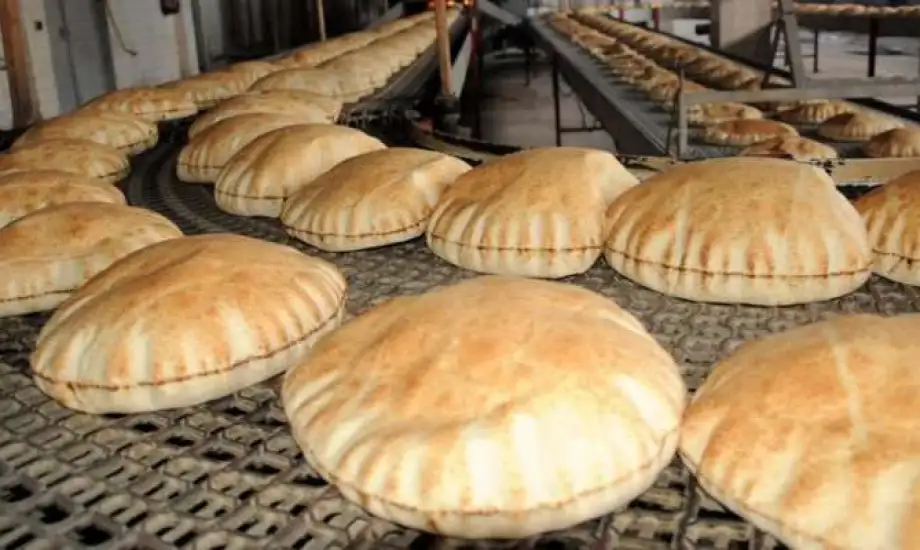 بعد رفع سعر السولار.. زيادة أسعار العيش السياحي والمخبوزات 20% خلال 48 ساعة 1 بعد رفع سعر السولار.. زيادة أسعار العيش السياحي والمخبوزات 20% خلال 48 ساعة