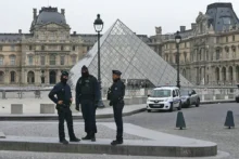 الشرطة الفرنسية تضبط متهمين بسرقة مجوهرات من متحف اللوفر بـ88 مليون يورو