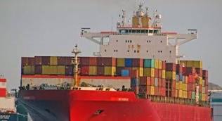 إيران تحتجز ناقلة نفط في الخليج بعد تغيير مسارها في مضيق هرمز** 2 إيران تحتجز ناقلة نفط في الخليج بعد تغيير مسارها في مضيق هرمز**