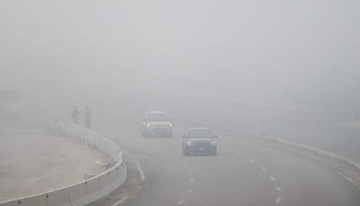 الأرصاد تحذر من الشبورة الكثيفة.. والمرور يعتمد طريقة تفويج السيارات لتجنب الحوادث