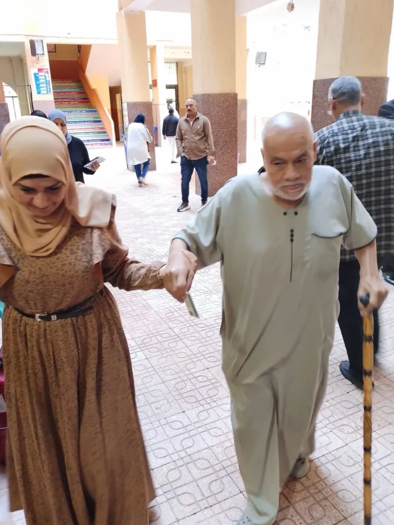 تسهيلات لذوي الاحتياجات وكبار السن داخل لجان عين شمس والمطرية في اليوم الثاني لانتخابات مجلس النواب
