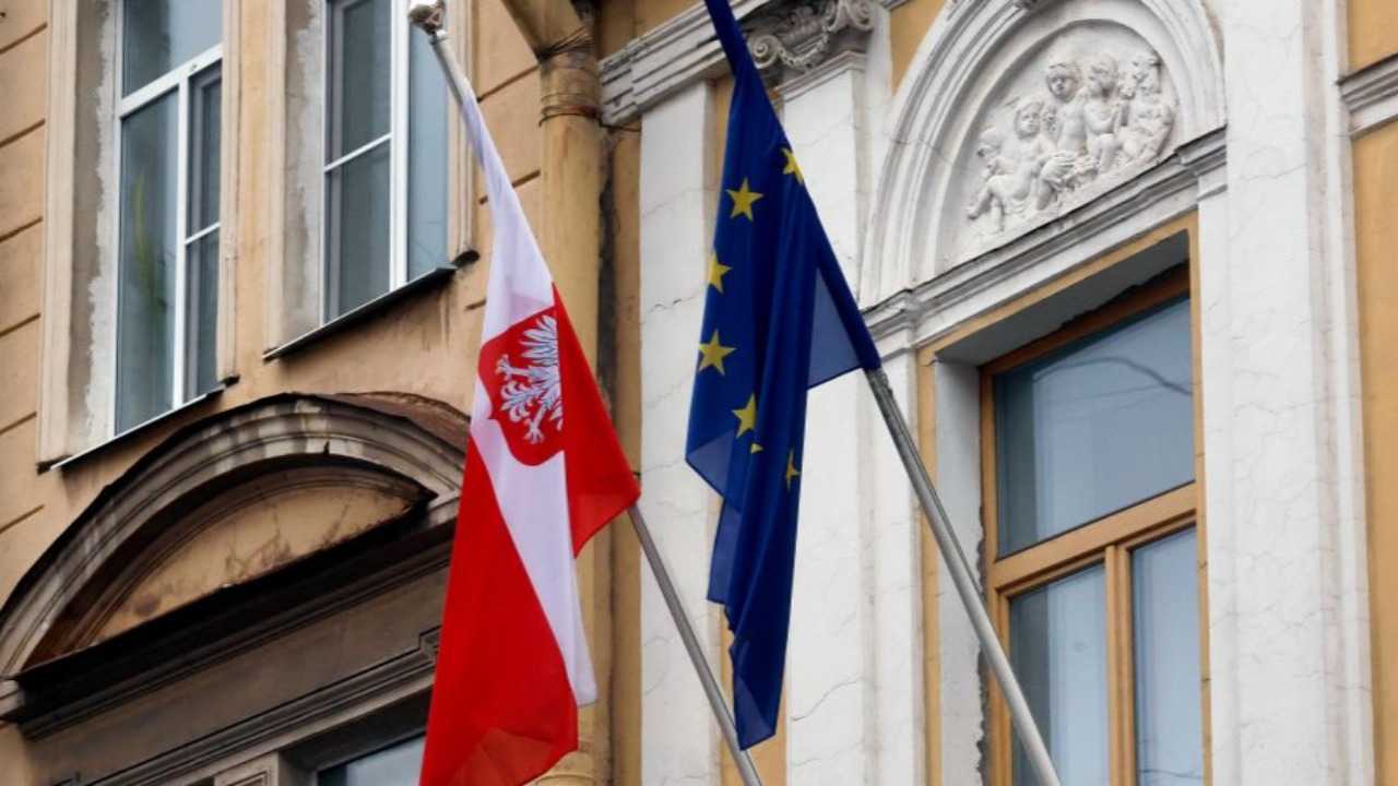 روسيا تغلق القنصلية البولندية في إيركوتسك ردًا على قرار وارسو بإغلاق قنصلية غدانسك 1 روسيا تغلق القنصلية البولندية في إيركوتسك ردًا على قرار وارسو بإغلاق قنصلية غدانسك